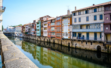 Bord du canal dans le centre de Castres