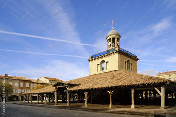 Centre ville de Revel avec sa halle